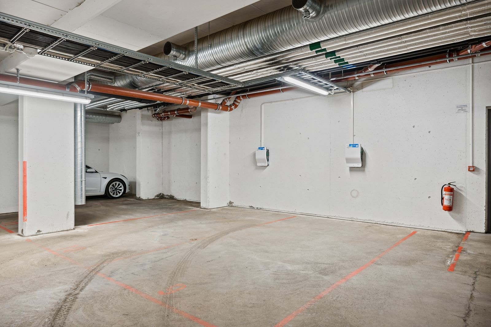 Parkeringsplass med lader, som kan leies mot et tillegg. Galleribilde