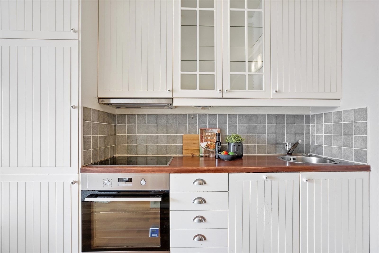 Kjøkken med integrerte hvitevarer Galleribilde