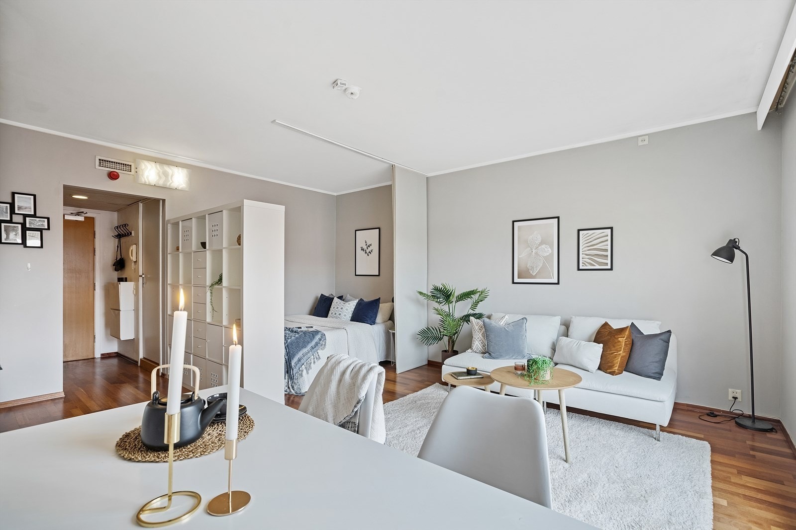 Oppholdsrom/stue mot sovealkove Galleribilde