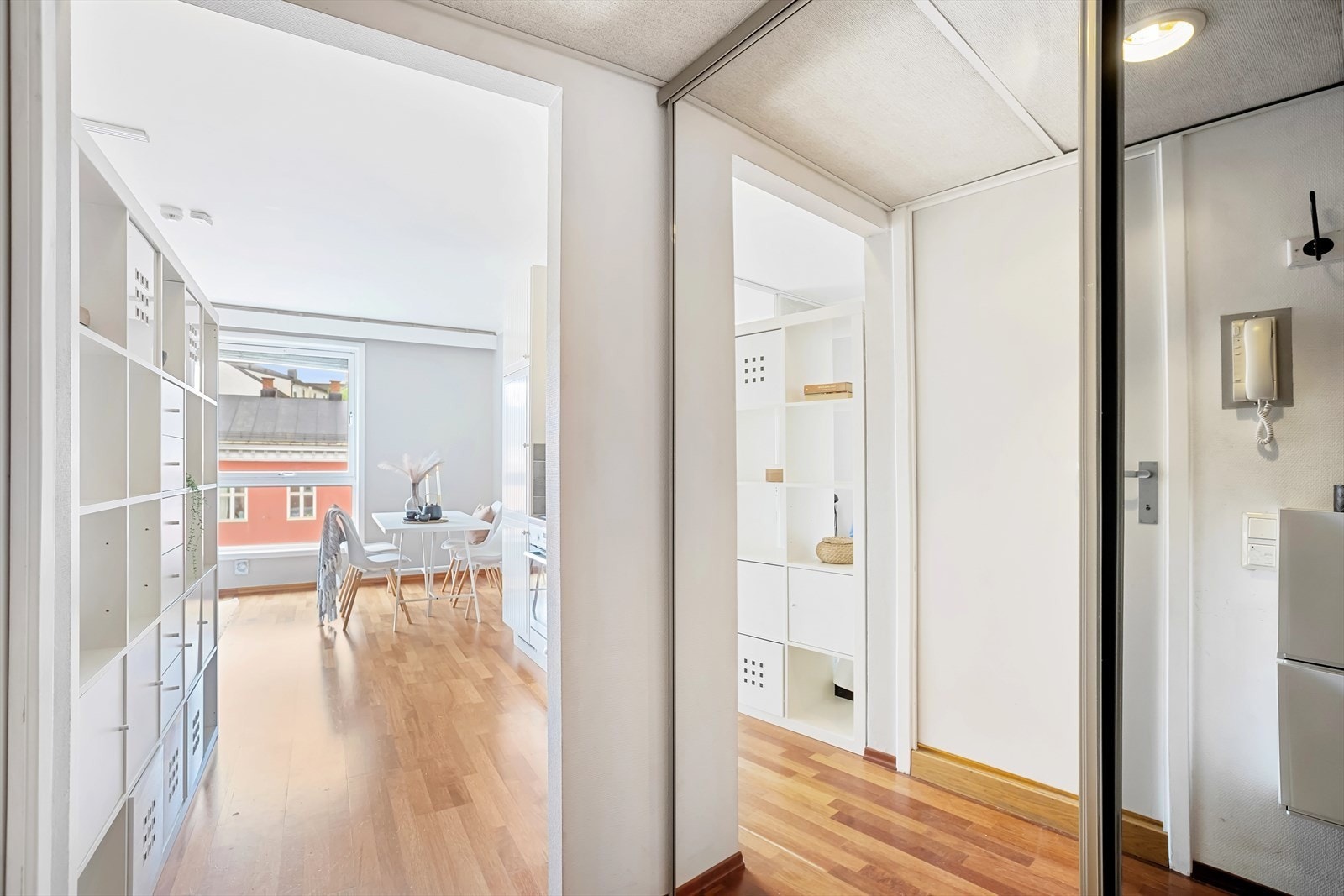 Entre med skkyvedørsgarderobe Galleribilde