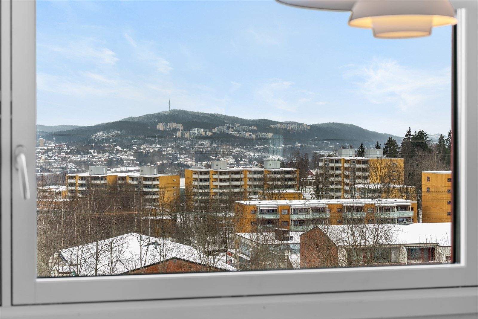 Fra leiligheten har man utsikt over nærområdet, som er stille og rolig. Galleribilde