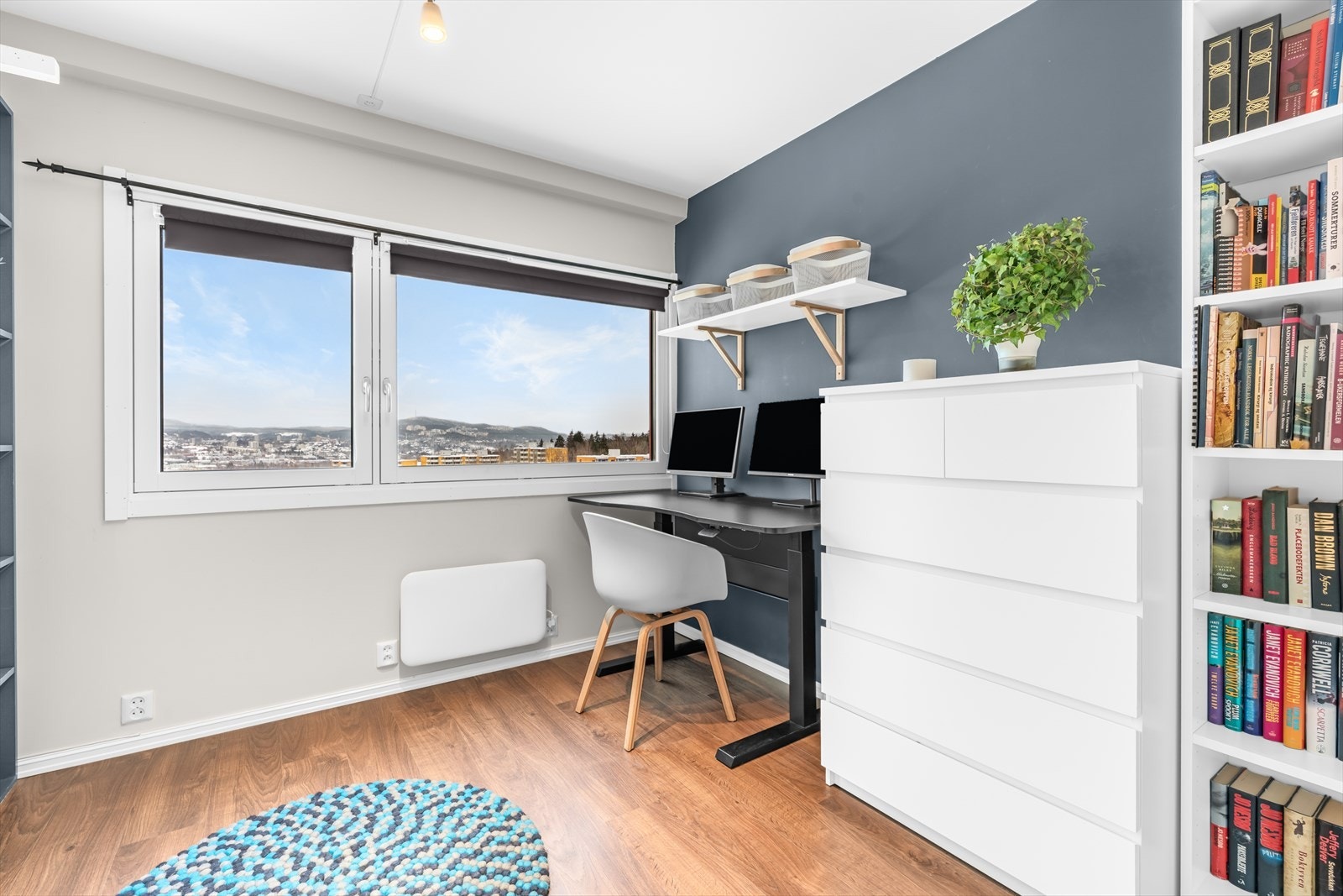 Med fin utsikt fra vinduet får du et lyst og trivelig sted å ha hjemmekontor. Galleribilde