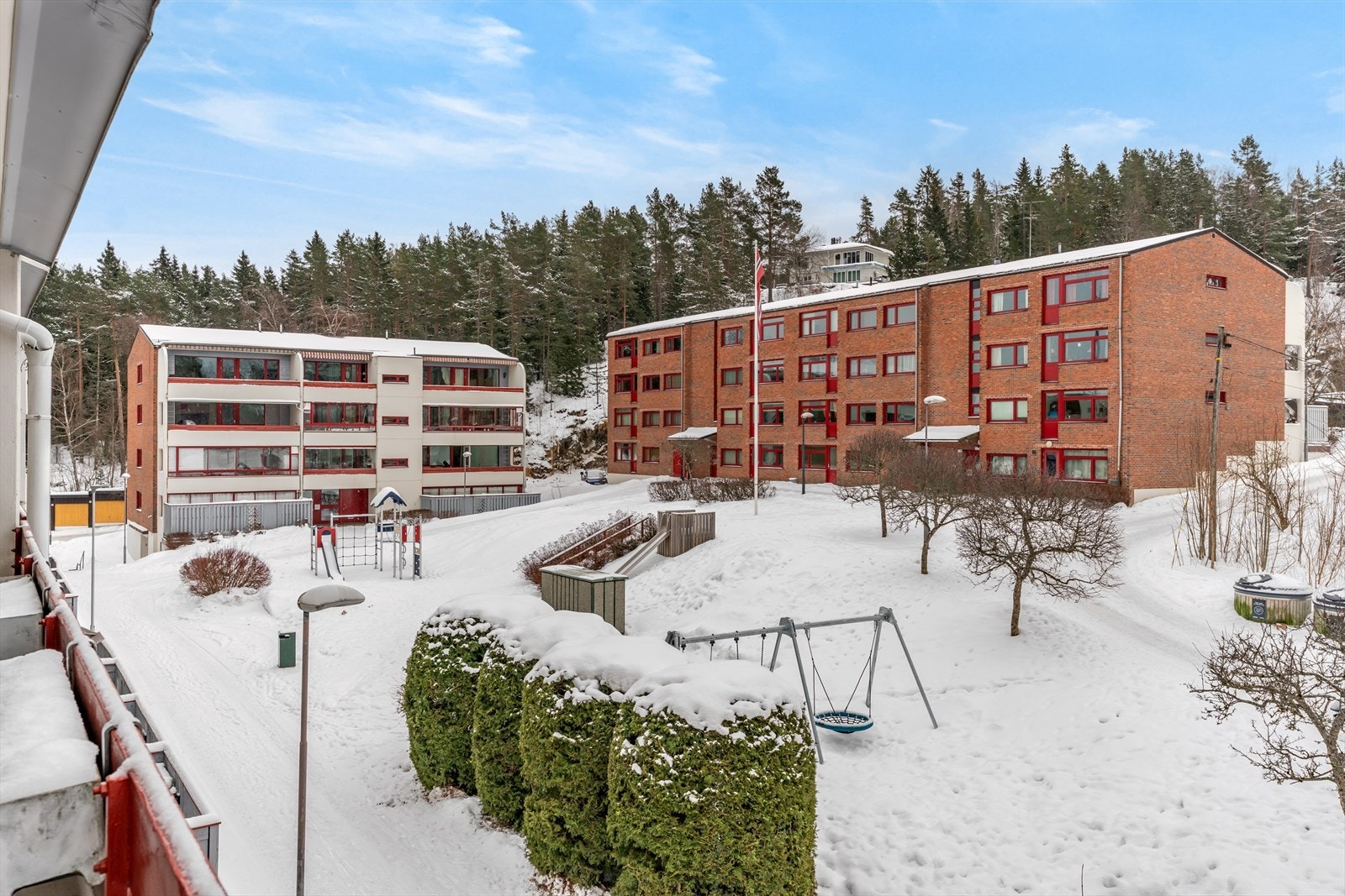 Borettslaget har pent opparbeidede fellesarealer med lekeplass og grøntanlegg. Galleribilde