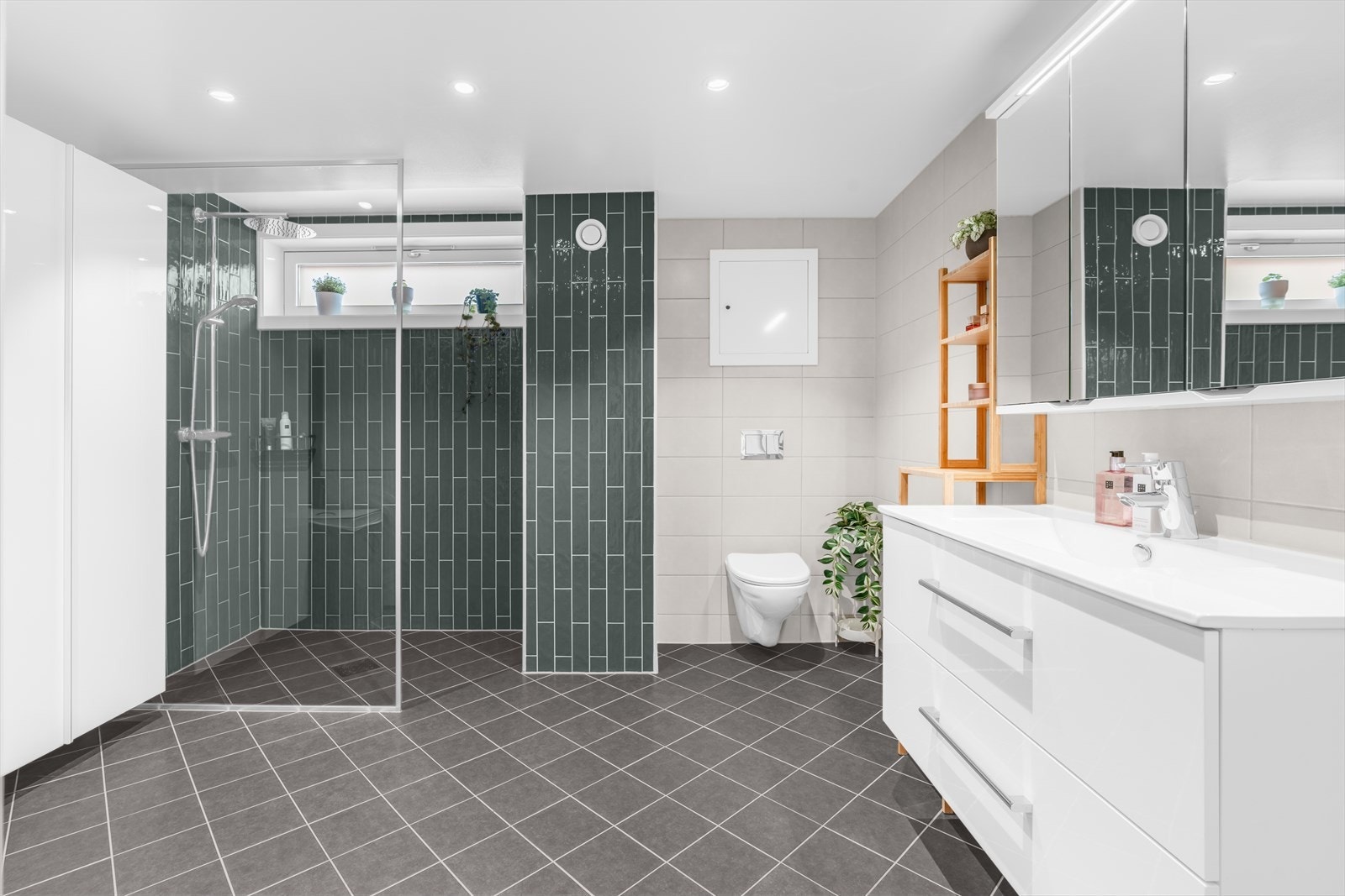 Badet ble totalrenovert i regi av borettslaget i 2020 og har et moderne uttrykk. Galleribilde