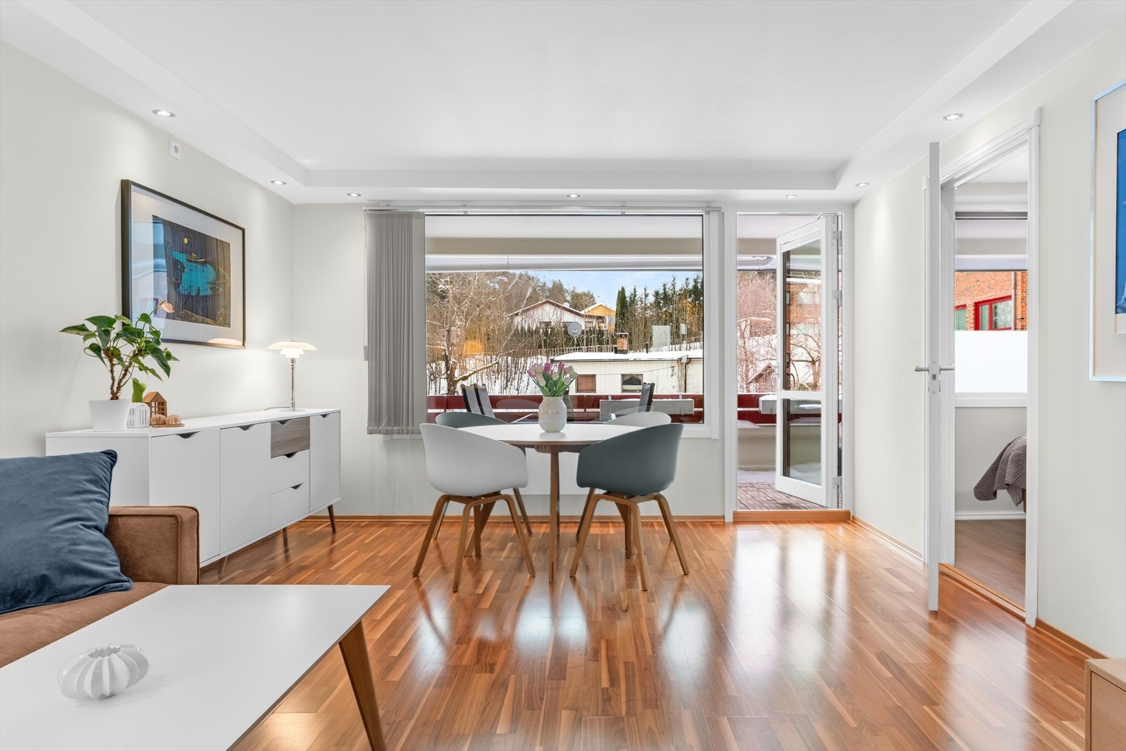 Som endeleilighet nyter boligen godt av en åpen følelse og ekstra lysinnslipp. Galleribilde