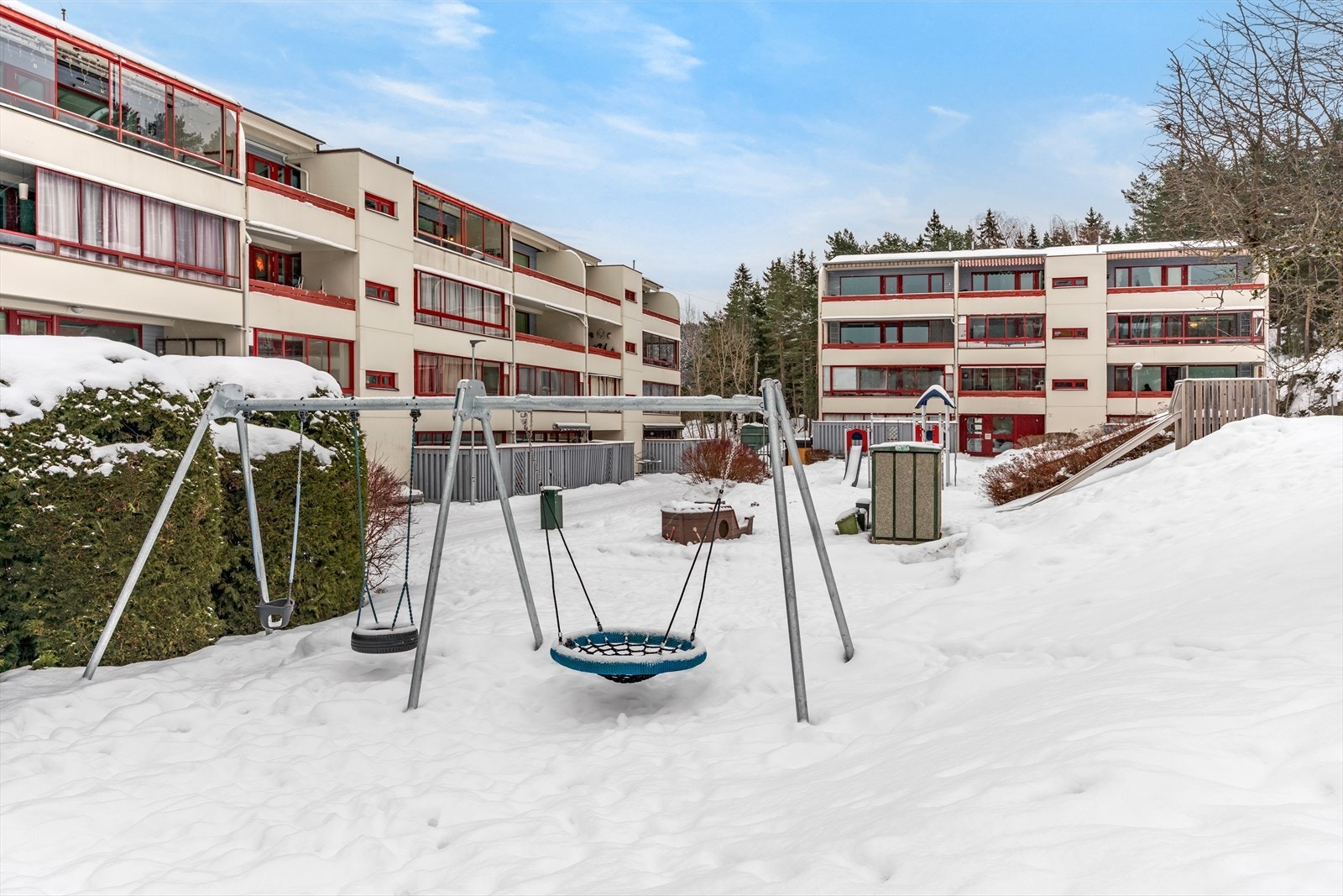 Et trygt og barnevennlig område med interne veier og lekeapparater. Galleribilde