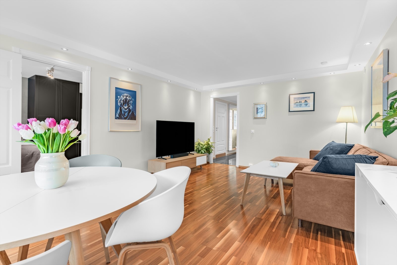 Rommet er lett å møblere og har god plass til både spisebord og en større sofagruppe. Galleribilde