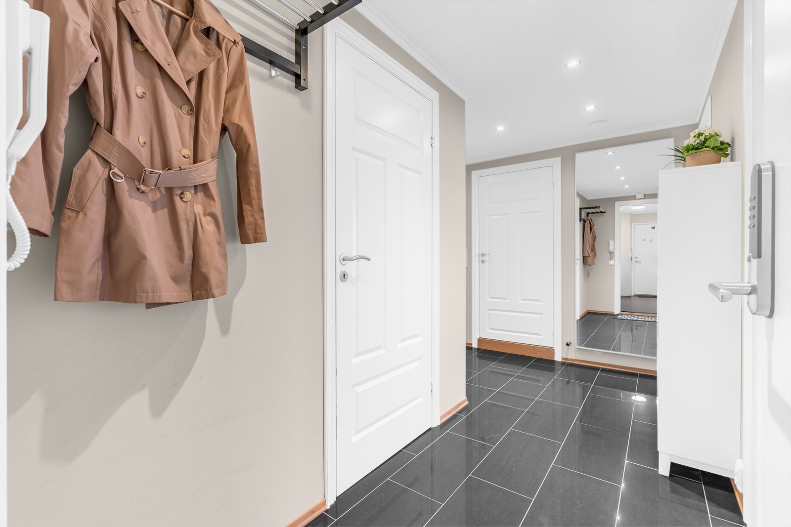 Entreen oppleves som lys og romslig og med god plass til å henge fra seg jakker og sko. Galleribilde