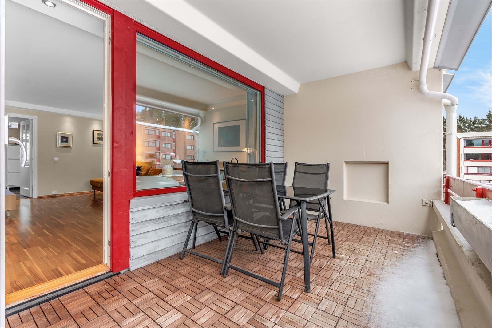 Balkongen er overbygd og har trelemmer på gulvet, et lunt sted for utemøbler. Galleribilde