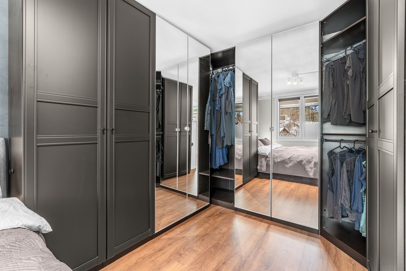 En stor garderobeløsning med speilfronter gir rikelig med oppbevaringsplass. Galleribilde