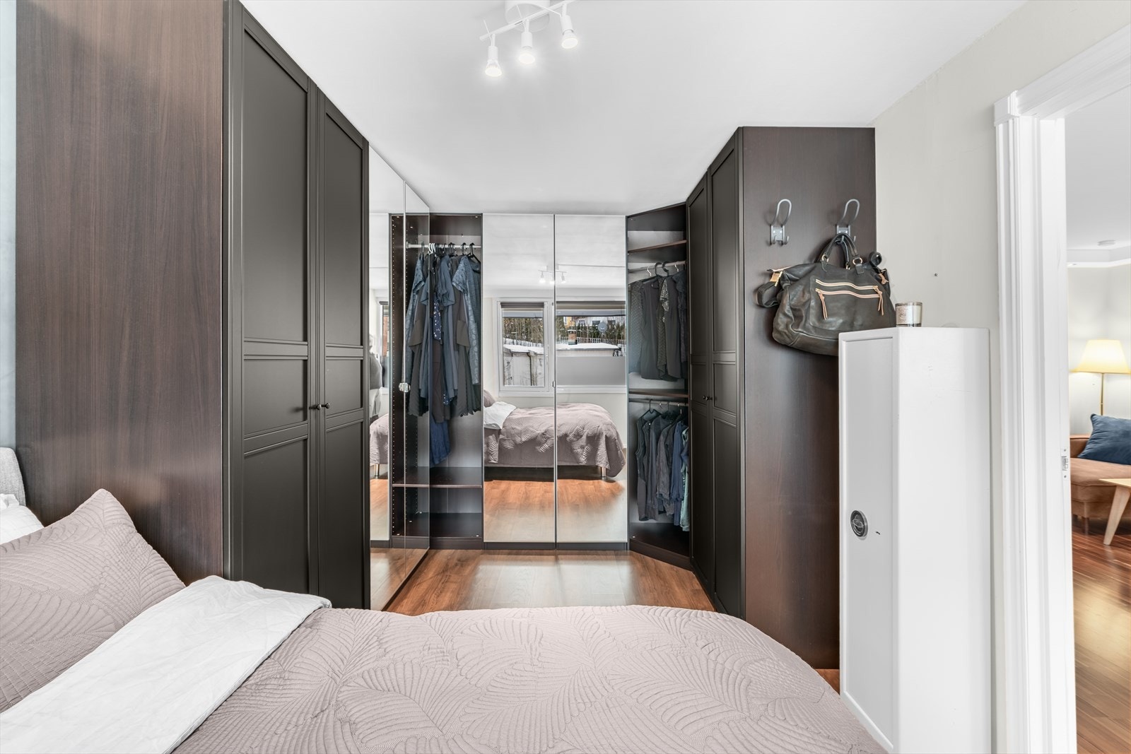 Garderoben er praktisk innredet for effektiv organisering av klær og tilbehør. Galleribilde