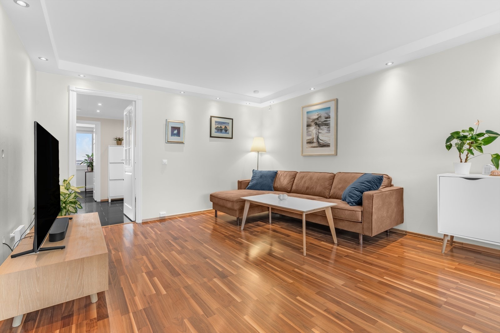 Stuen har parkettgulv og nylig malte overflater, samt en brem med dimbar belysning. Galleribilde