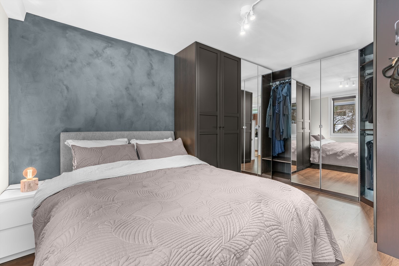 Hovedsoverommet er av god størrelse med plass til dobbeltseng og tilhørende møblement. Galleribilde