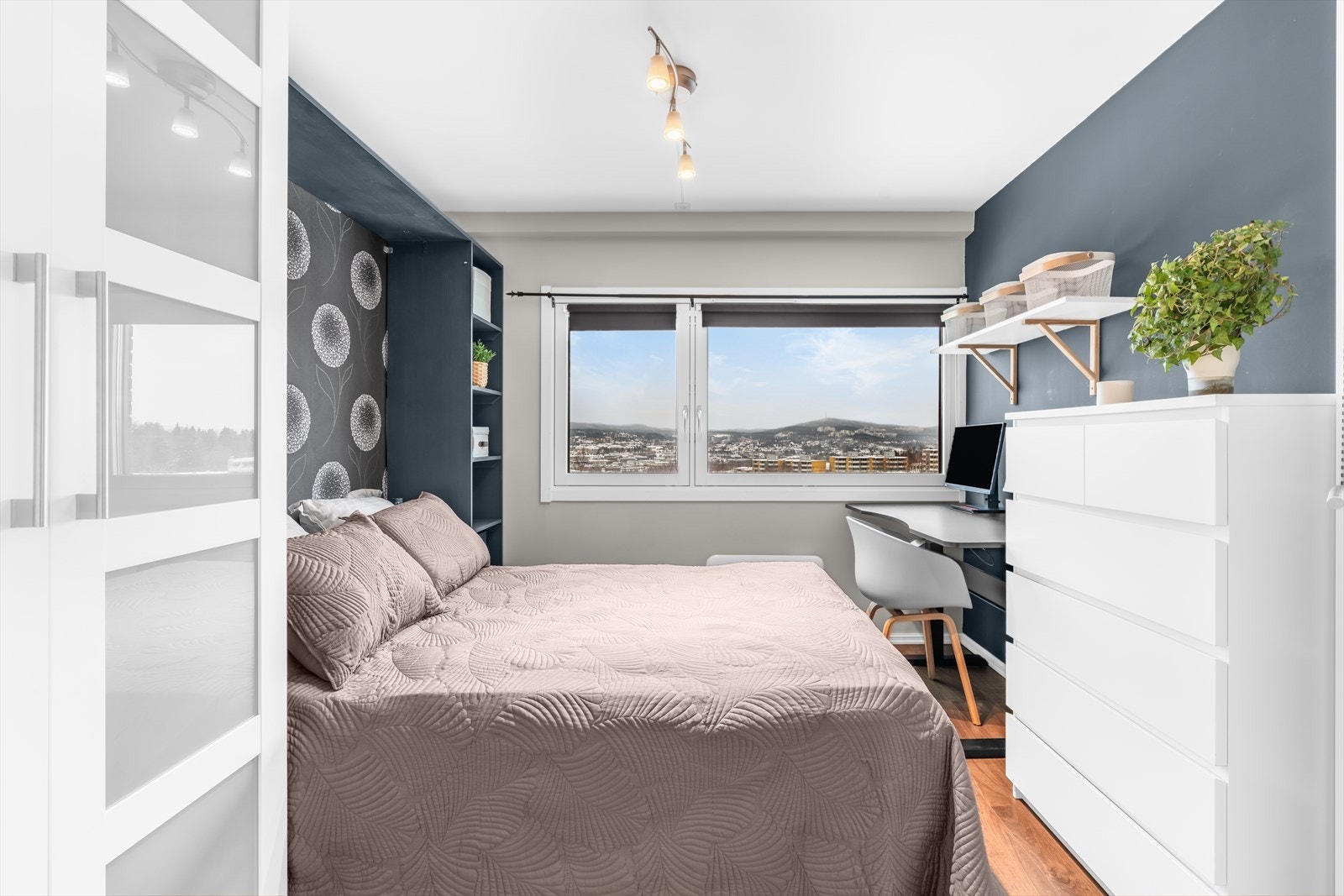 Det er etablert skapseng i rommet, slik at du kan kombinere både kontor og gjesterom. Skapsengen kan følge med mot et tillegg i prisen. Galleribilde