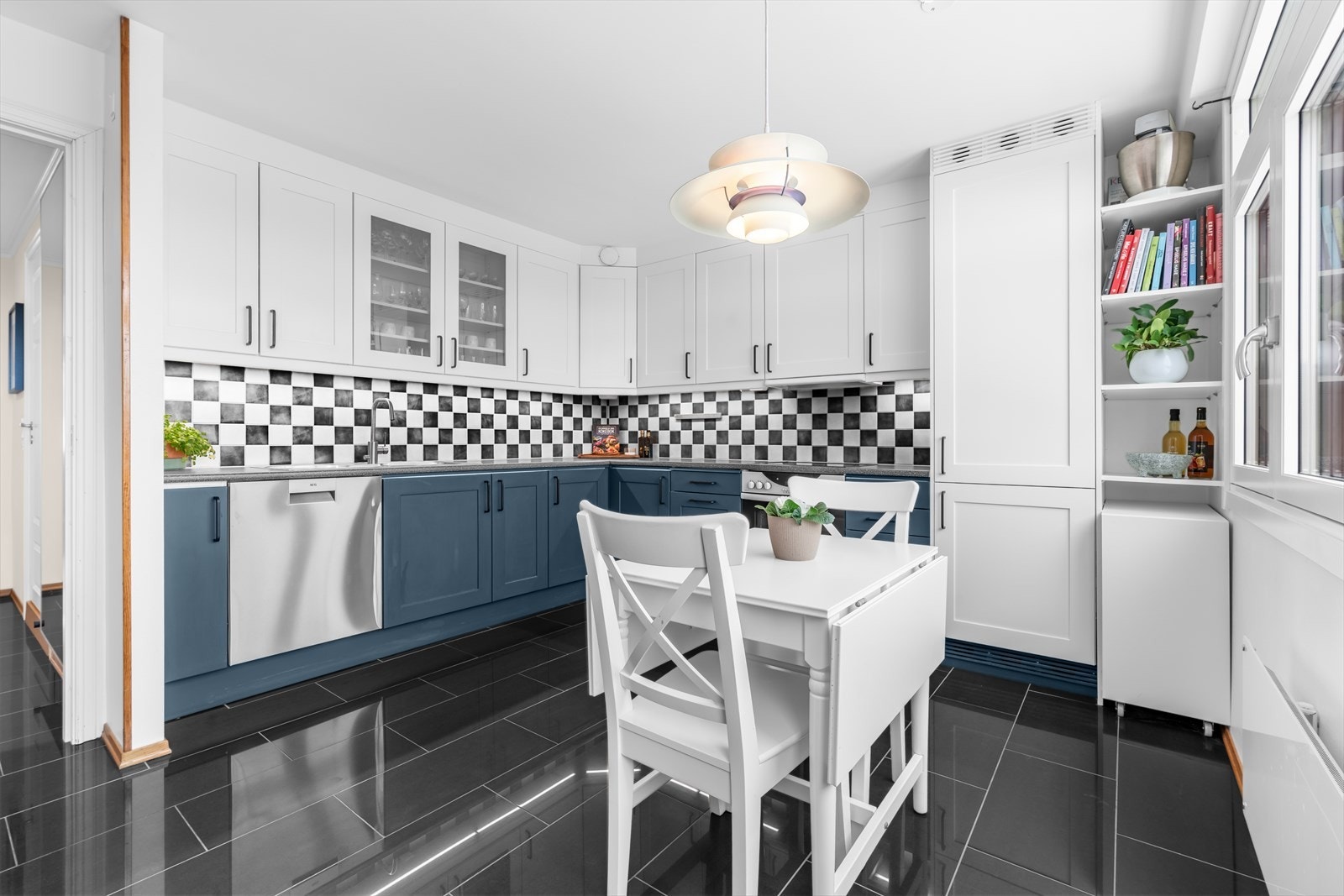 Godt med benke- og skapplass, inkludert takhøye overskap for optimal utnyttelse. Galleribilde