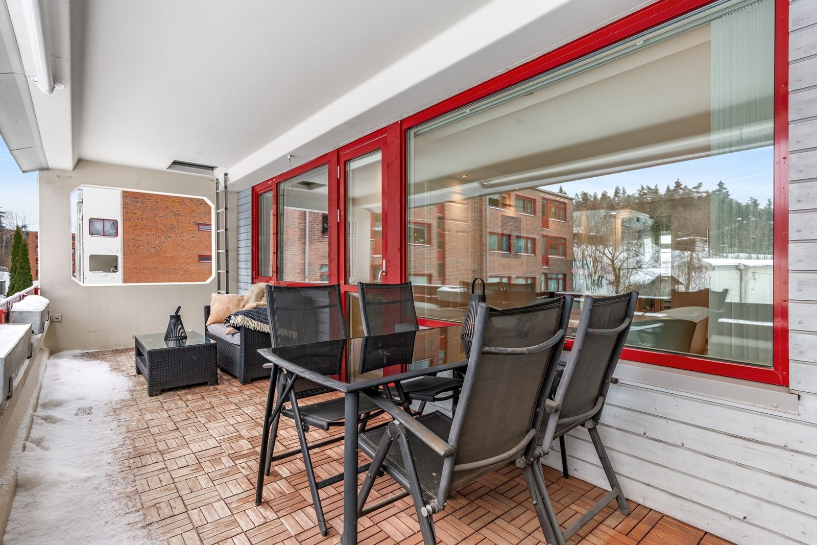 Dette er en lys og romslig 3-roms endeleilighet fra 1979, med en arealeffektiv og god planløsning. Galleribilde