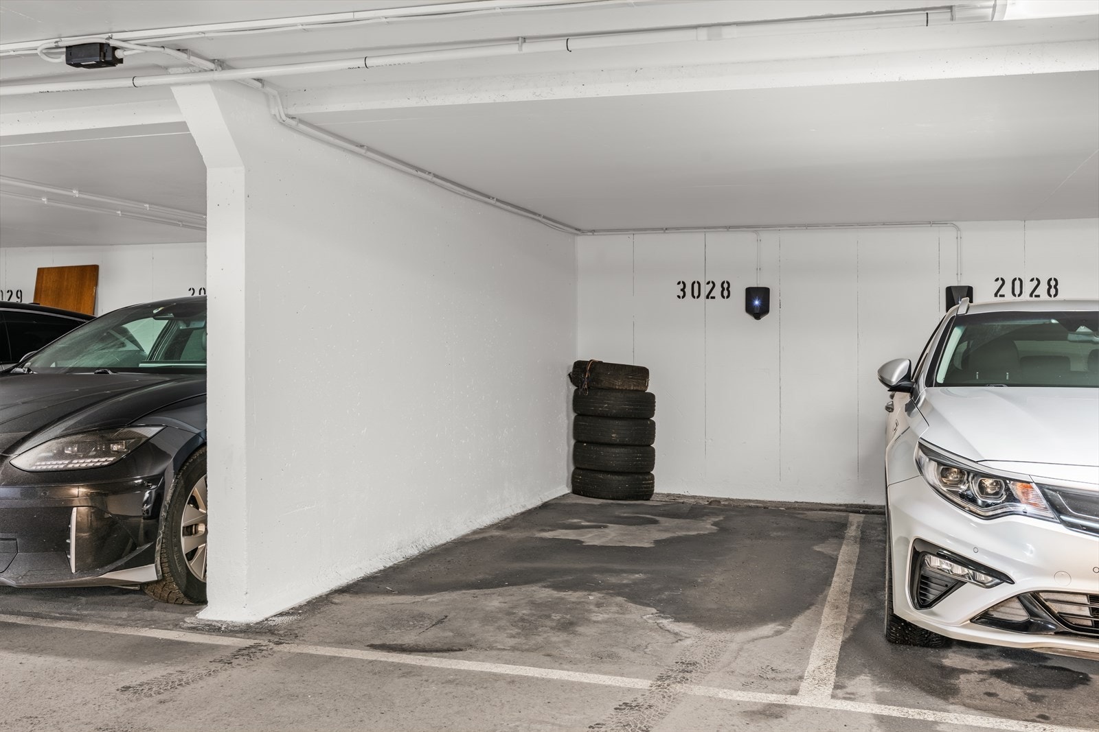 Med leiligheten følger en fast garasjeplass med installert elbillader. Galleribilde