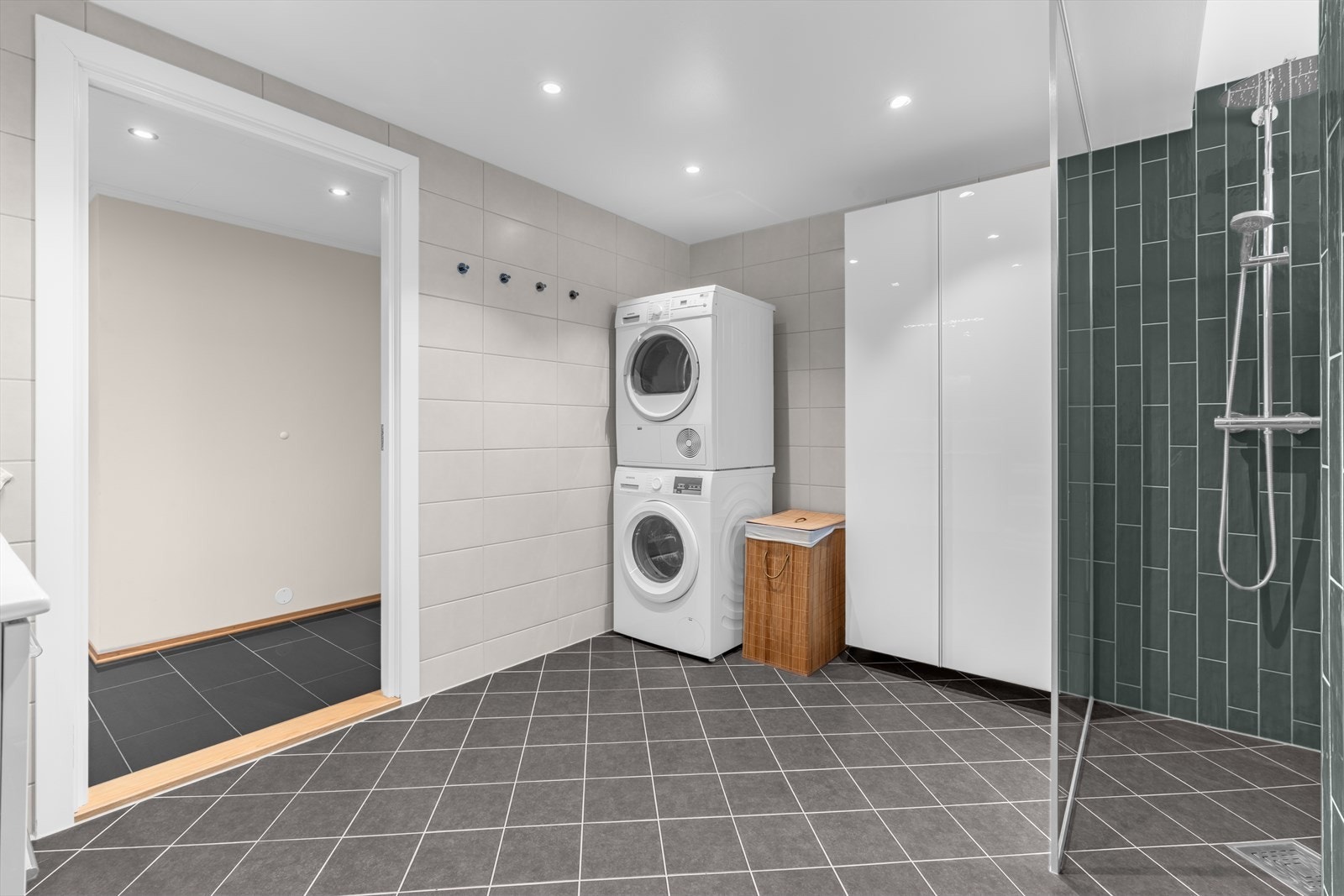 Det er et stort bad med god plass og opplegg for vaskesøyle. Galleribilde