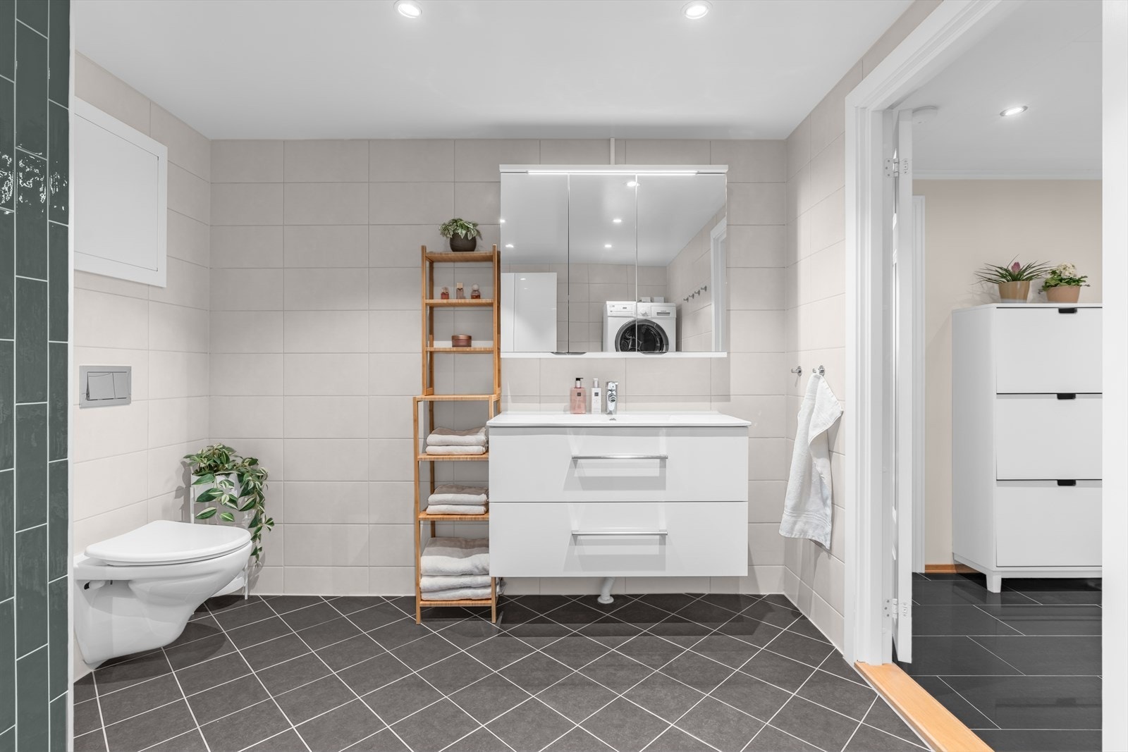 Rommet har vannbåren gulvvarme, vegghengt toalett og en romslig dusjnisje med glassvegg. Galleribilde