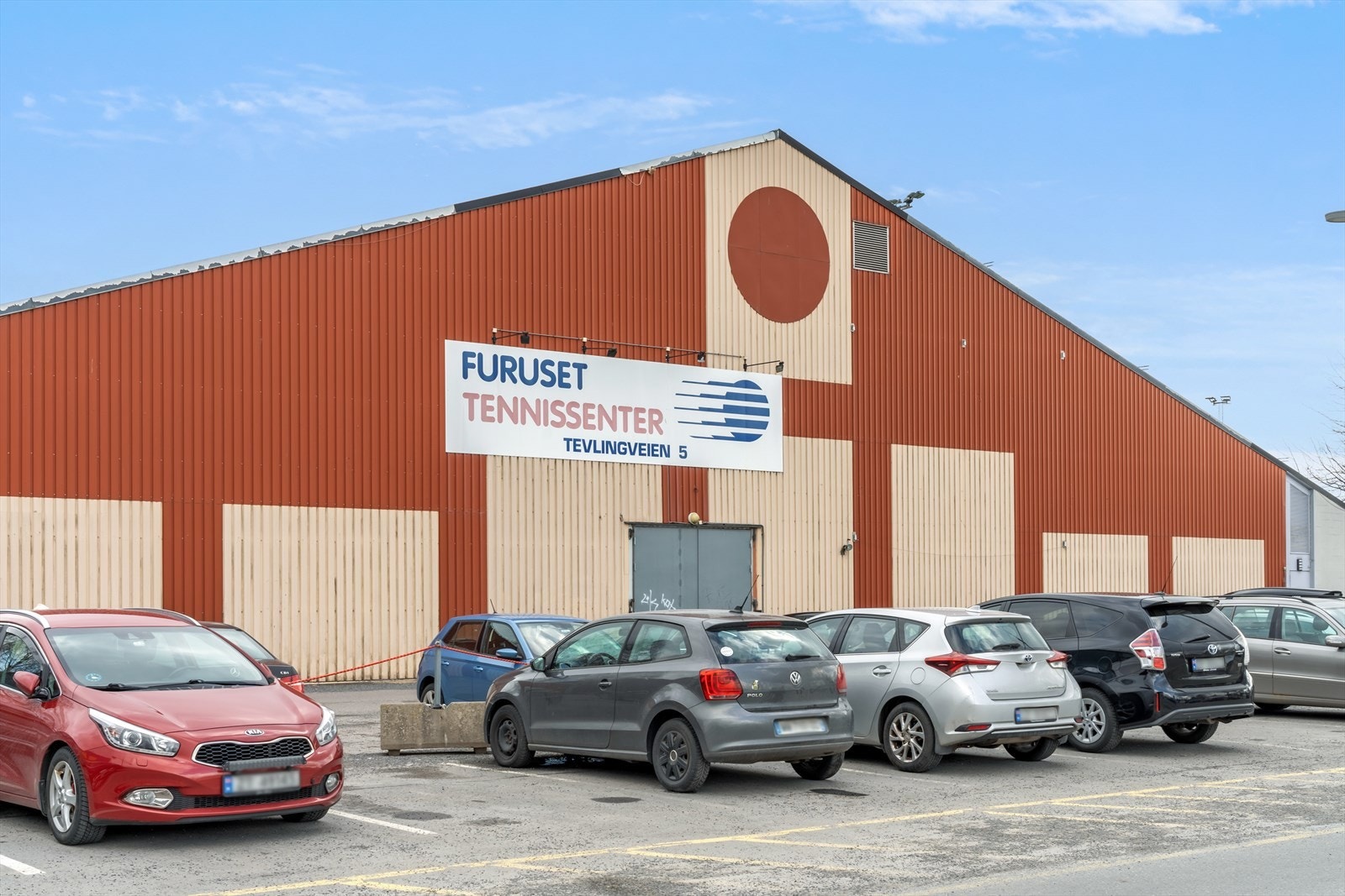 Nærområdet har et godt utvalg av idrettsanlegg, inkludert tennissenter. Galleribilde