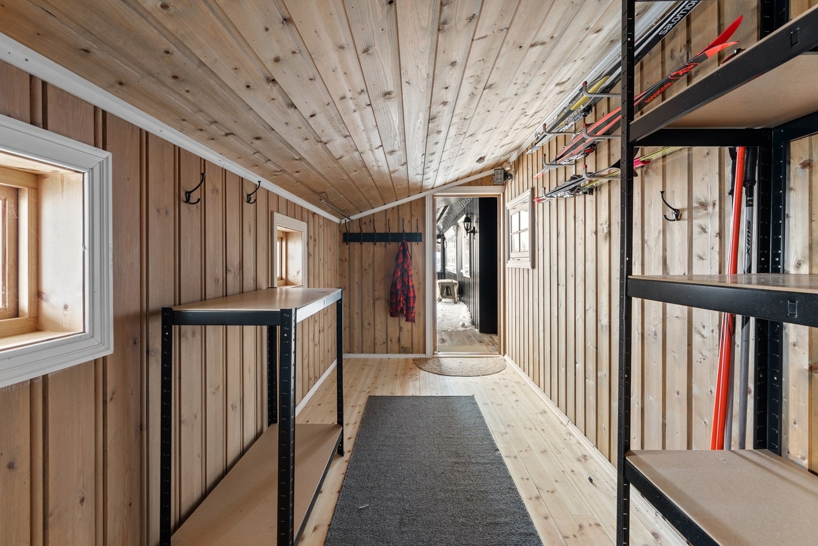 Stor, isolert bod med gulvareal på 8 kvm. Svært praktisk med god plass til oppbevaring av klær og utstyr. Boden er en del av tilbygg fra nyere tid og er ikke byggemeldt. Galleribilde