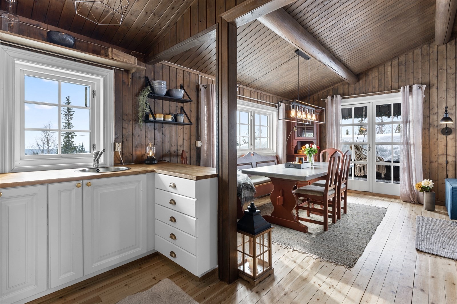 Heltre gulvbord, panel på vegger og vinduer fra 2016 i kjøkken/stue. Galleribilde