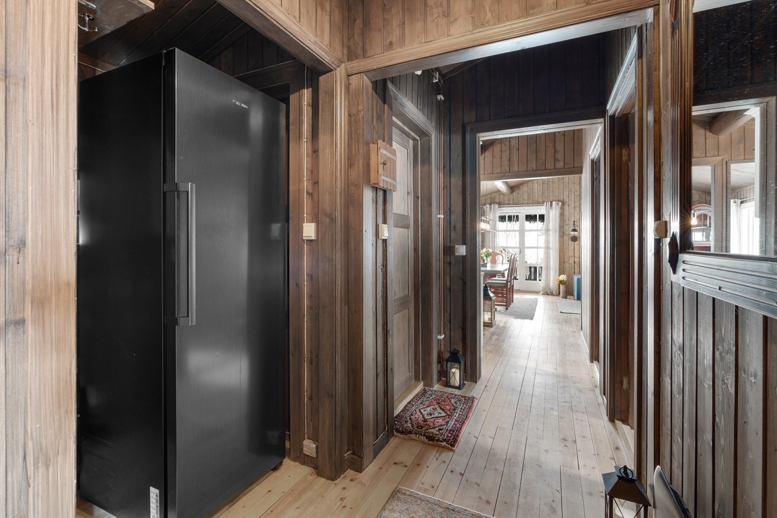 Hovedinngang til hytta. Gang er rett ved kjøkkenet og har plass til kjøleskap, klesoppheng og skoskap. Galleribilde