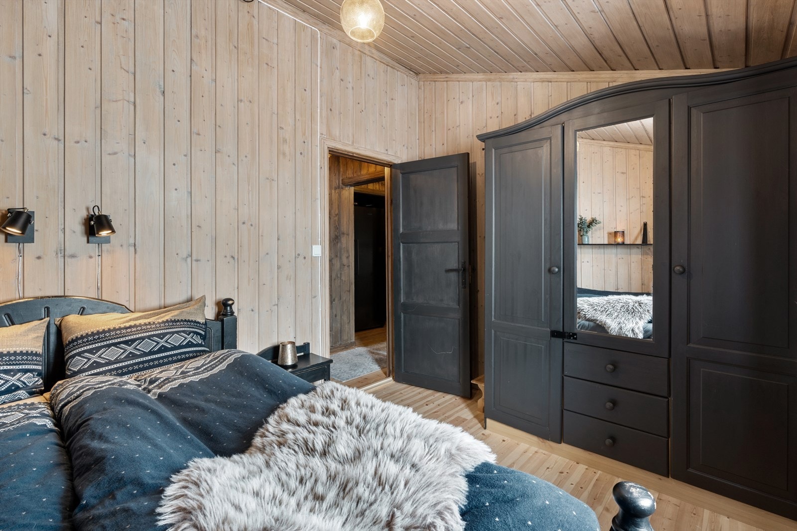 Rommet er en del av tilbygg fra nyere tid og fremkommer ikke av byggemeldte tegninger. Rommet er ikke godkjent for varig opphold. Galleribilde