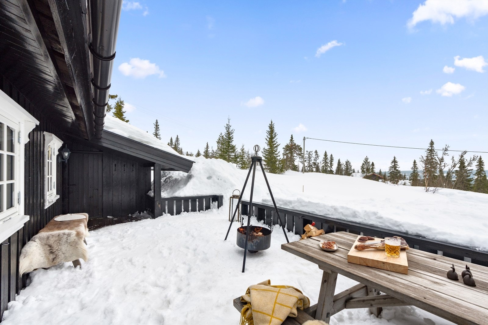 Terrassen har god plass til flere sittegrupper. Praktisk utvendig bod. Galleribilde