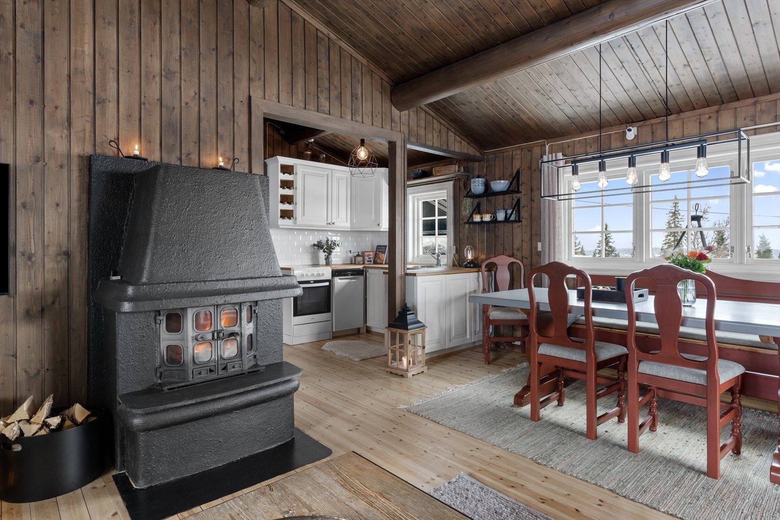 Delvis åpen kjøkkenløsning mot stue/spisestue. Galleribilde