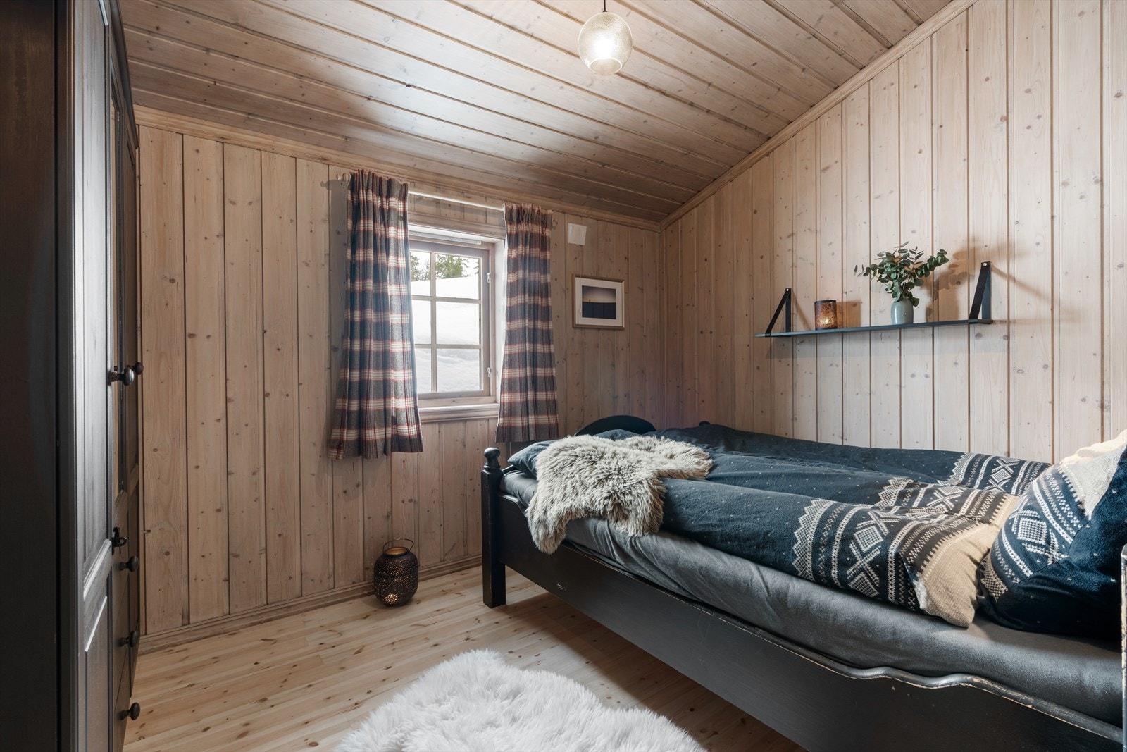 Plass til dobbeltseng og garderobeskap. Rommet er ikke byggemeldt og godkjent for varig opphold. Galleribilde