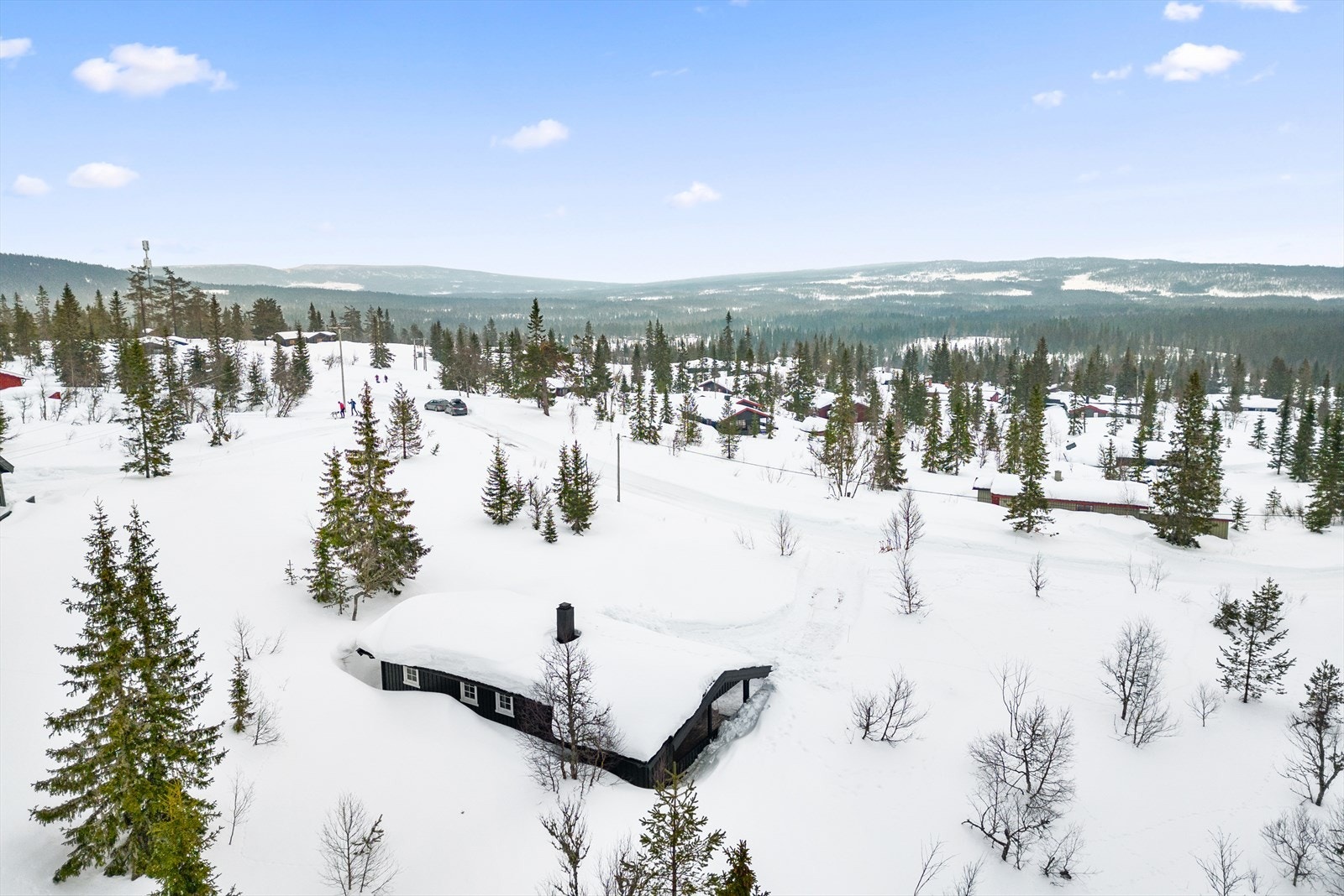 Det brøytes helt inn til biloppstillingsplass ved hytta - Måking er bakt inn som en del av den årlige serviceavgiften til grunneier. Galleribilde
