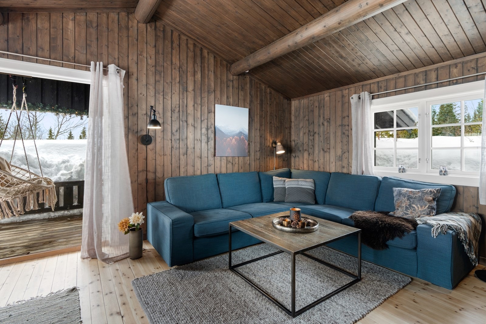 Lys og svært koselig stue/spisestue med god takhøyde og vinduer fra tre kanter. Galleribilde