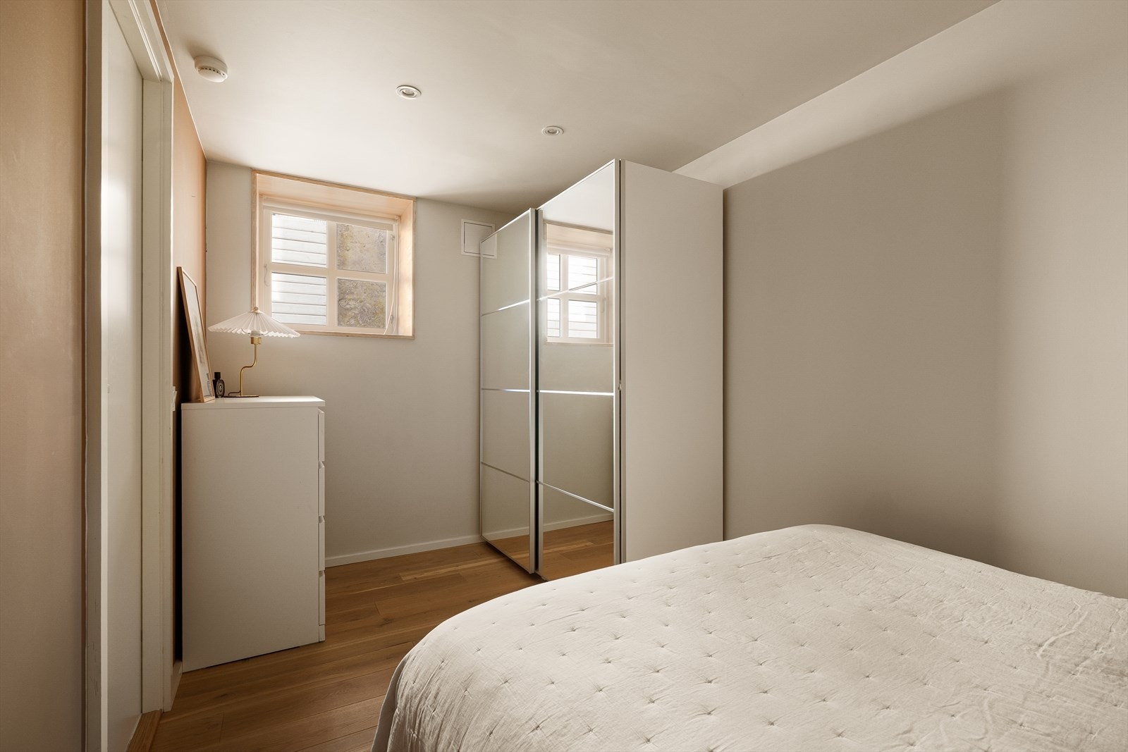 Soverommet gir plass til å innrede med skyvedørsgardrobe, kommode og seng. Galleribilde