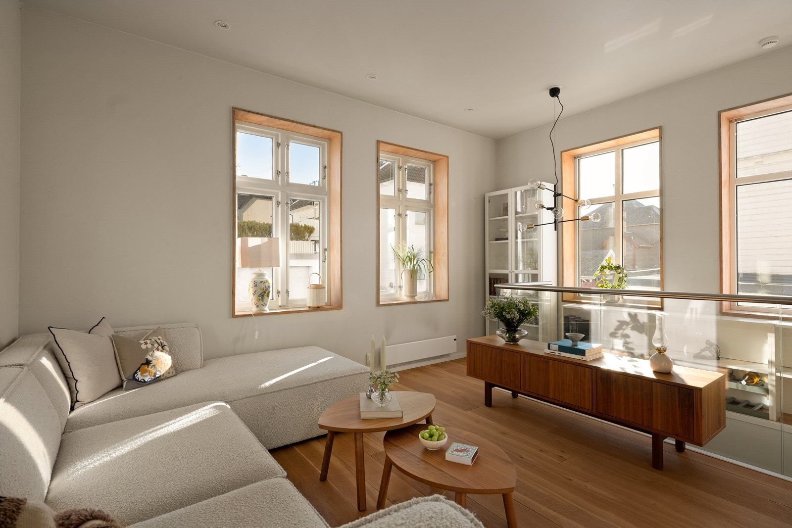 Den gode takhøyden og de store, fine vinduene gir en fantastisk romfølelse. Galleribilde