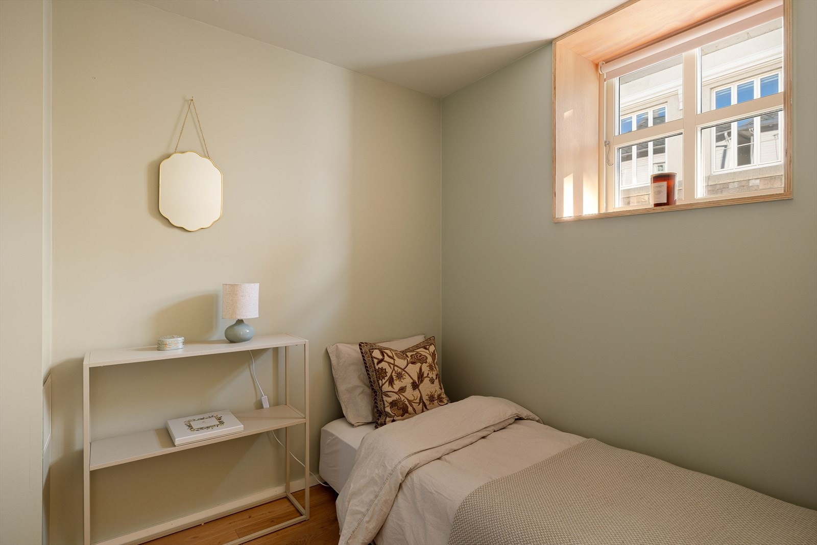 Tilleggsdel innredet som soverom - ikke bruksendret eller godkjent som rom for varig opphold. Se punkt "Ferdigattest". Galleribilde