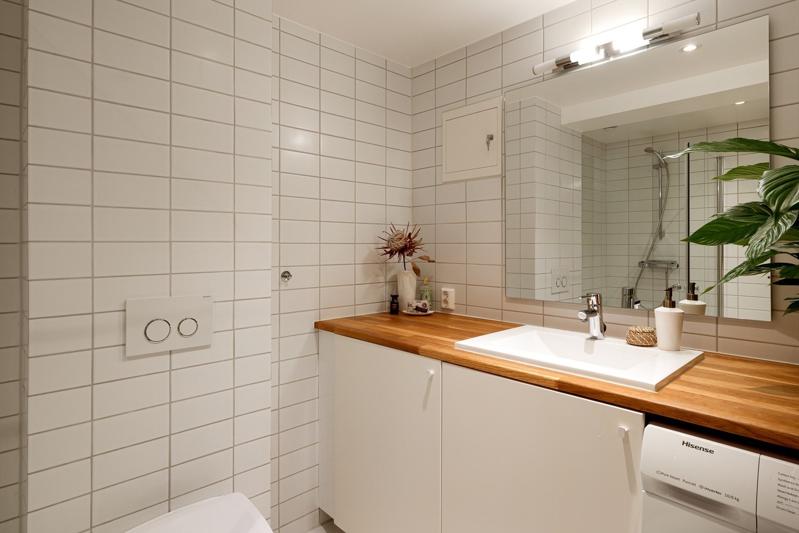 Badet har flislagte vegger og gulv med elektriske varmekabler. Galleribilde