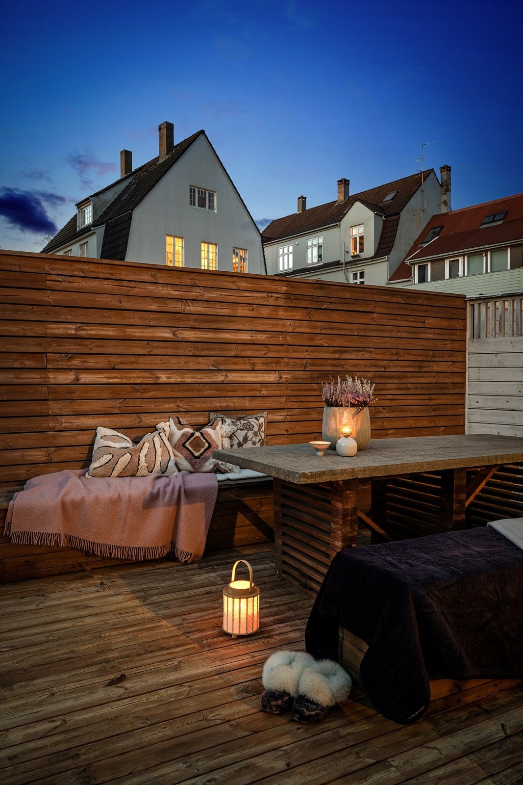 Tomten er opparbeidet med en herlig terrasseplatting, noe bed og utvendige boder. Galleribilde