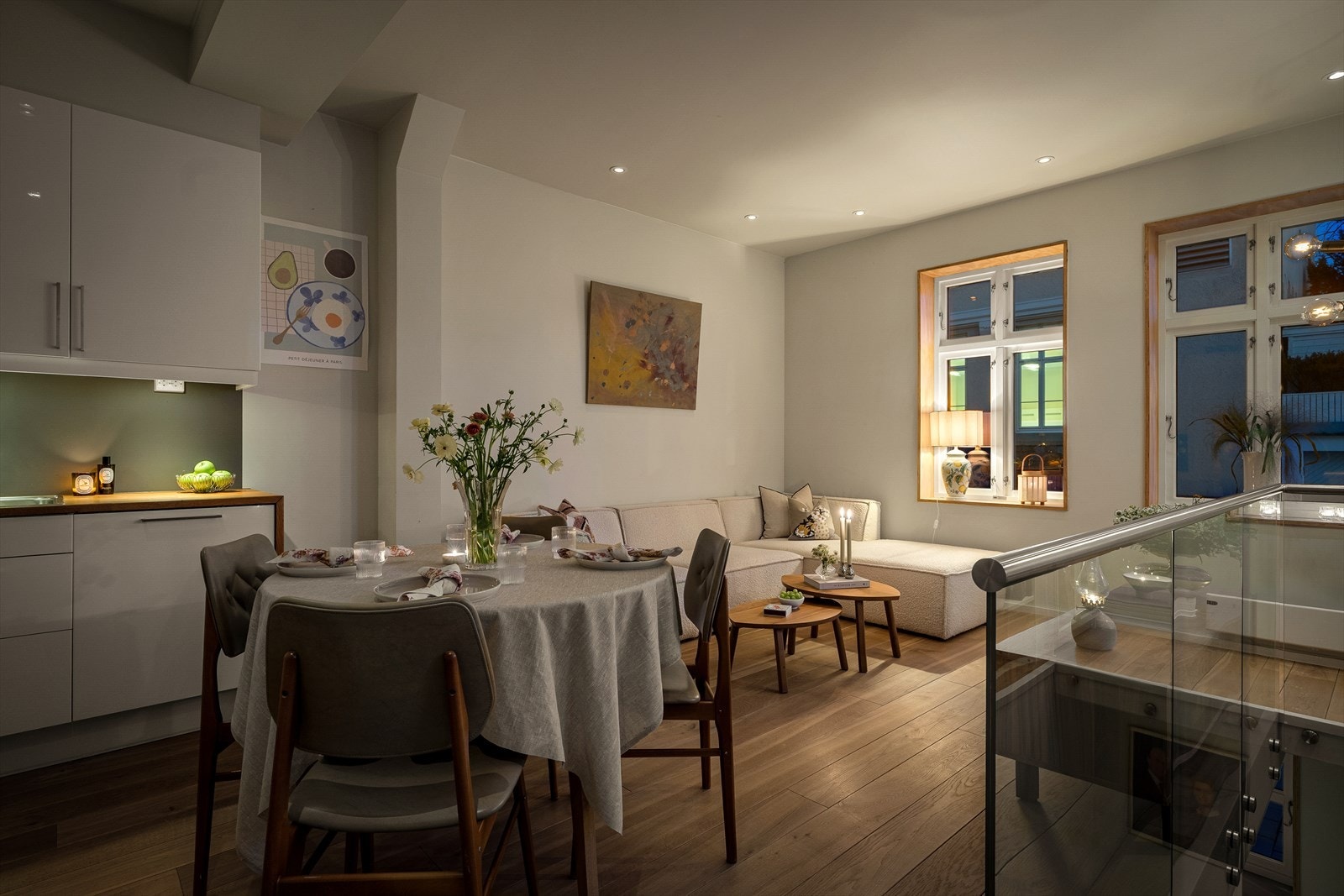 Innvendig kan leiligheten skilte med en åpen stue- og kjøkkenløsning. Galleribilde