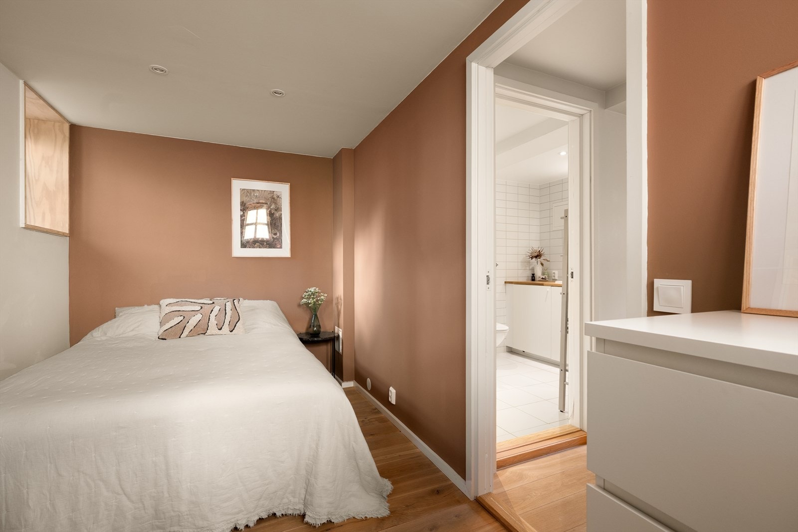 Leiligheten har et soverom, hvor dette er plassert i underetasjen. Galleribilde