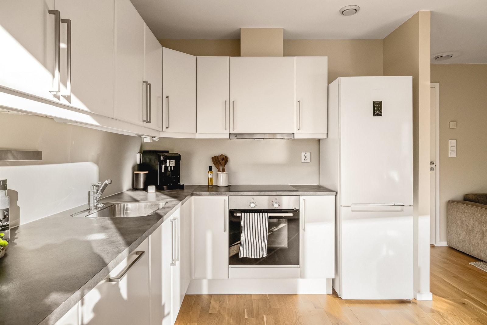 Innebygget med platetopp, stekeovn, oppvaskmaskin og oppvaskkum. Det er god plass til kjøleskap. Galleribilde