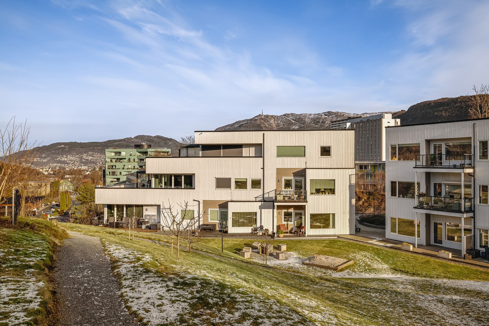 SS Fantoft Panorama består av to blokker med 18 leiligheter. Sameie har park med lekeapparater og fine grøntarealer Galleribilde