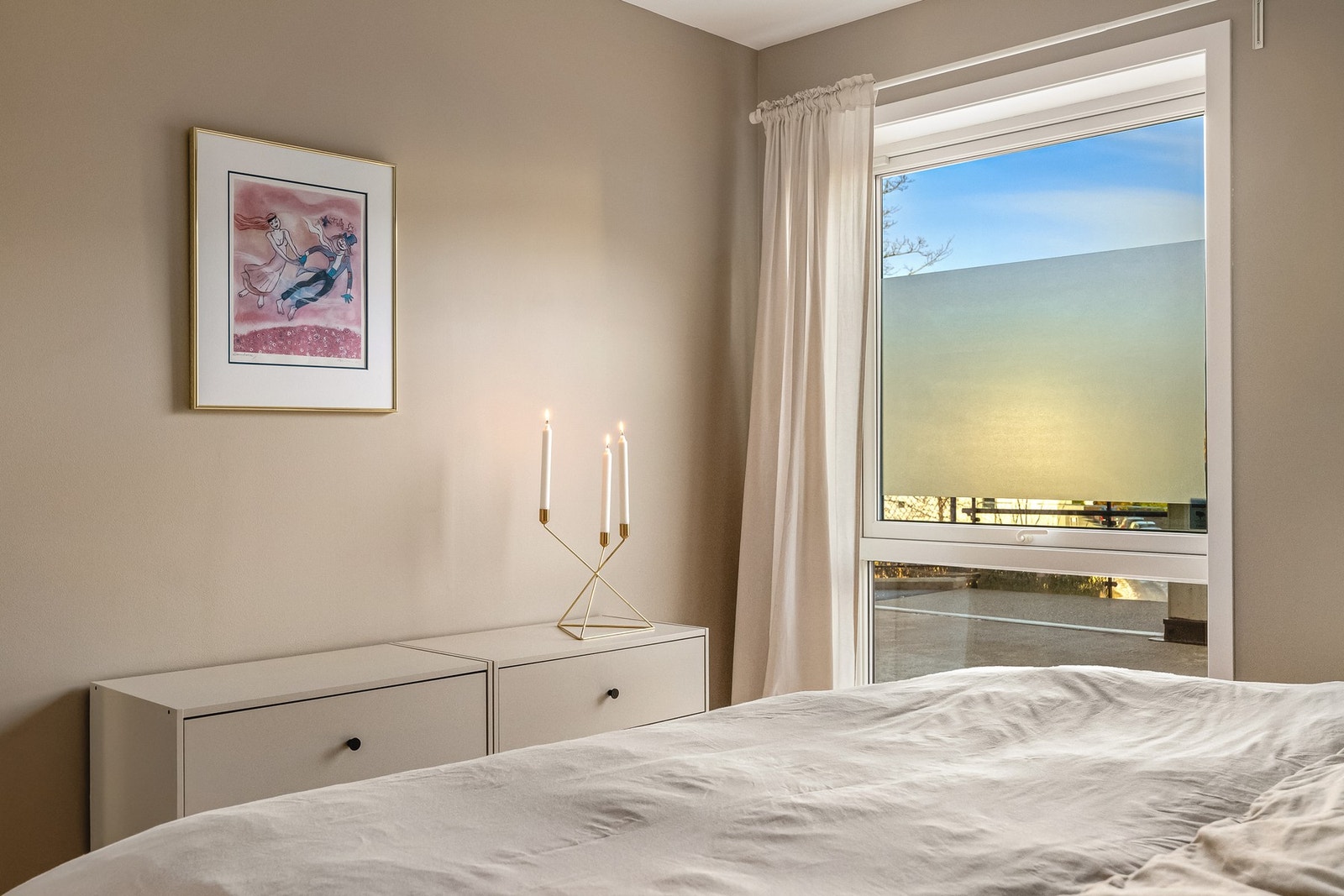 Det er god plass til seng, nattbord og annet passende møblement Galleribilde