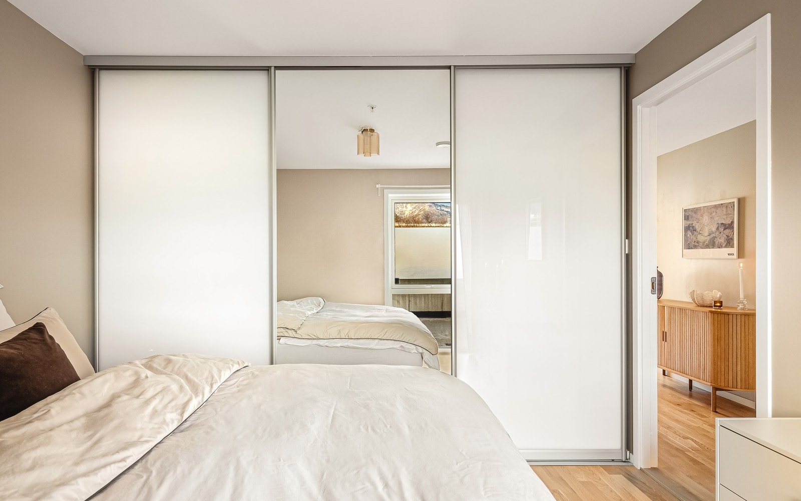 Stor og praktisk skyvedørsgarderobe gir godt med lagringsmuligheter Galleribilde