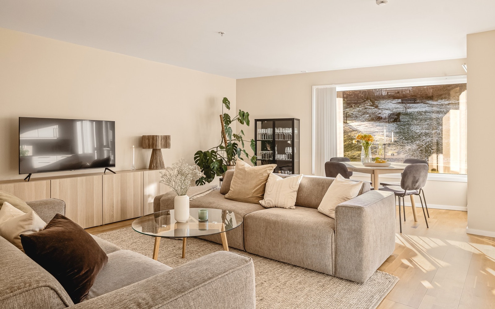 Planløsningen er svært god med god plass til oppbevaring av både sofa- og spisegruppe Galleribilde