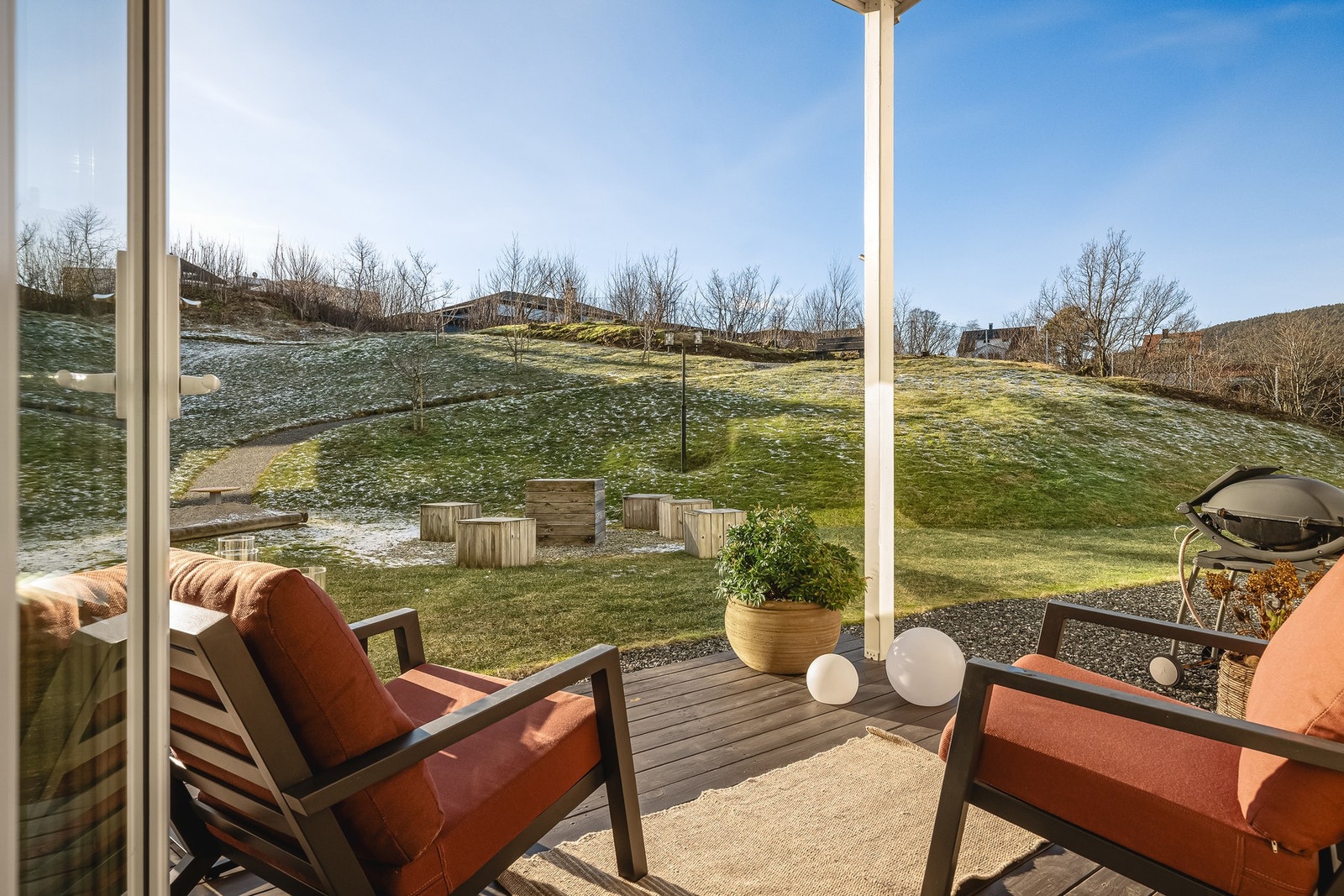 Fra stue er det utgang til solrik terrasse og sameiets fellesarealer Galleribilde