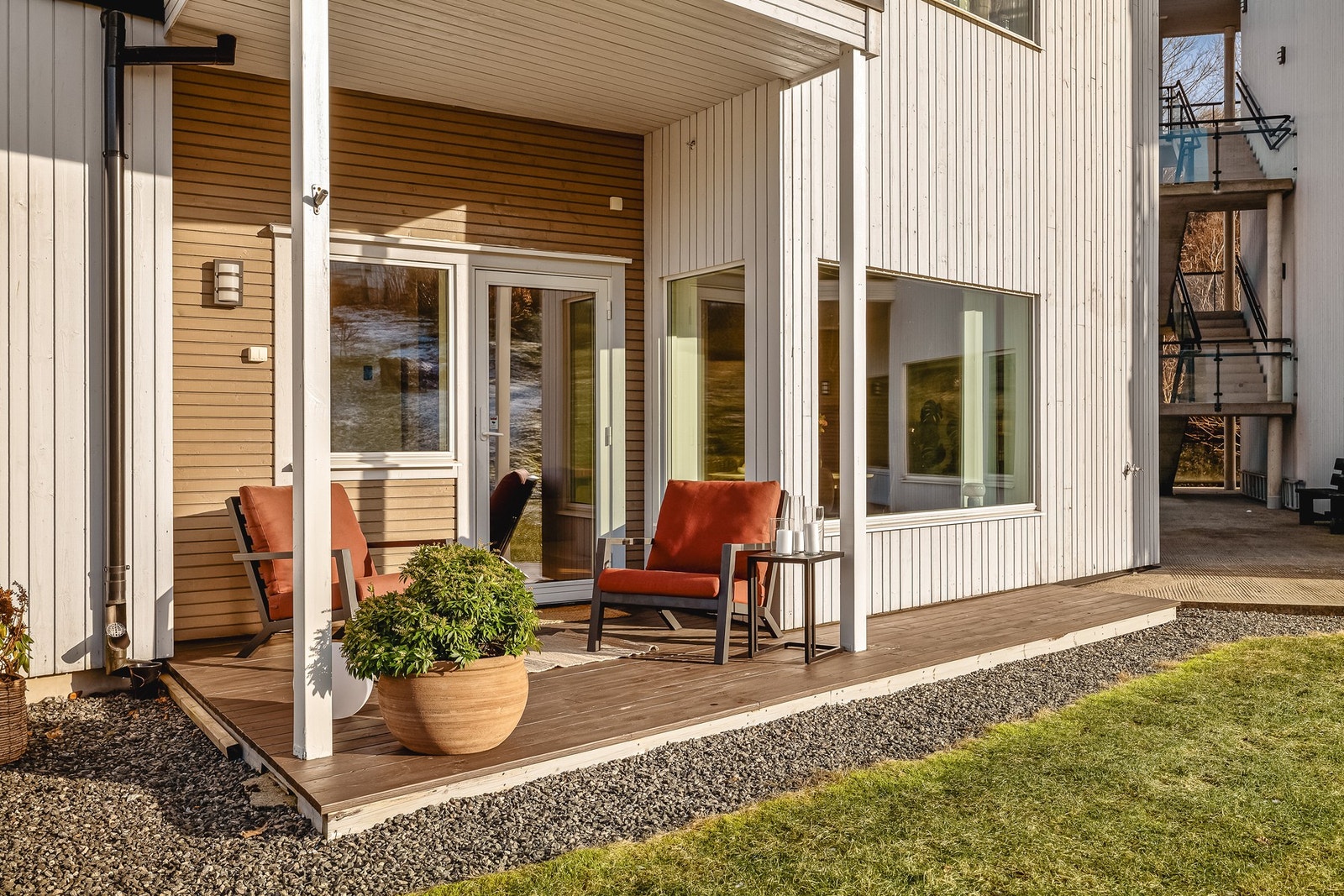 Overbygget, solrik uteplass som måler 10 kvadratmeter Galleribilde