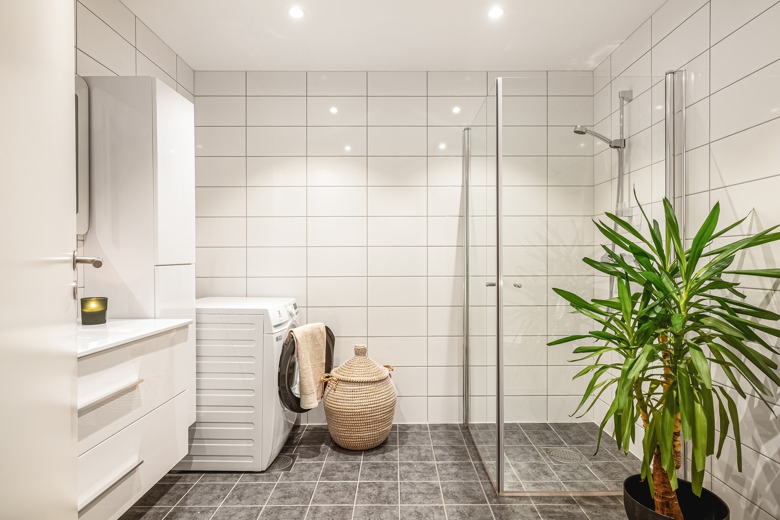 Badet er flislagt og har varme i gulv Galleribilde