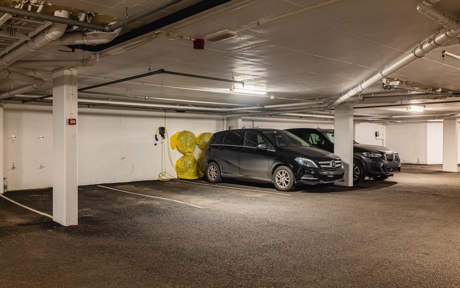 Leiligheten har fast garasjeplass i felles garasjeanlegg og ekstern bod som måler fem kvadratmeter Galleribilde