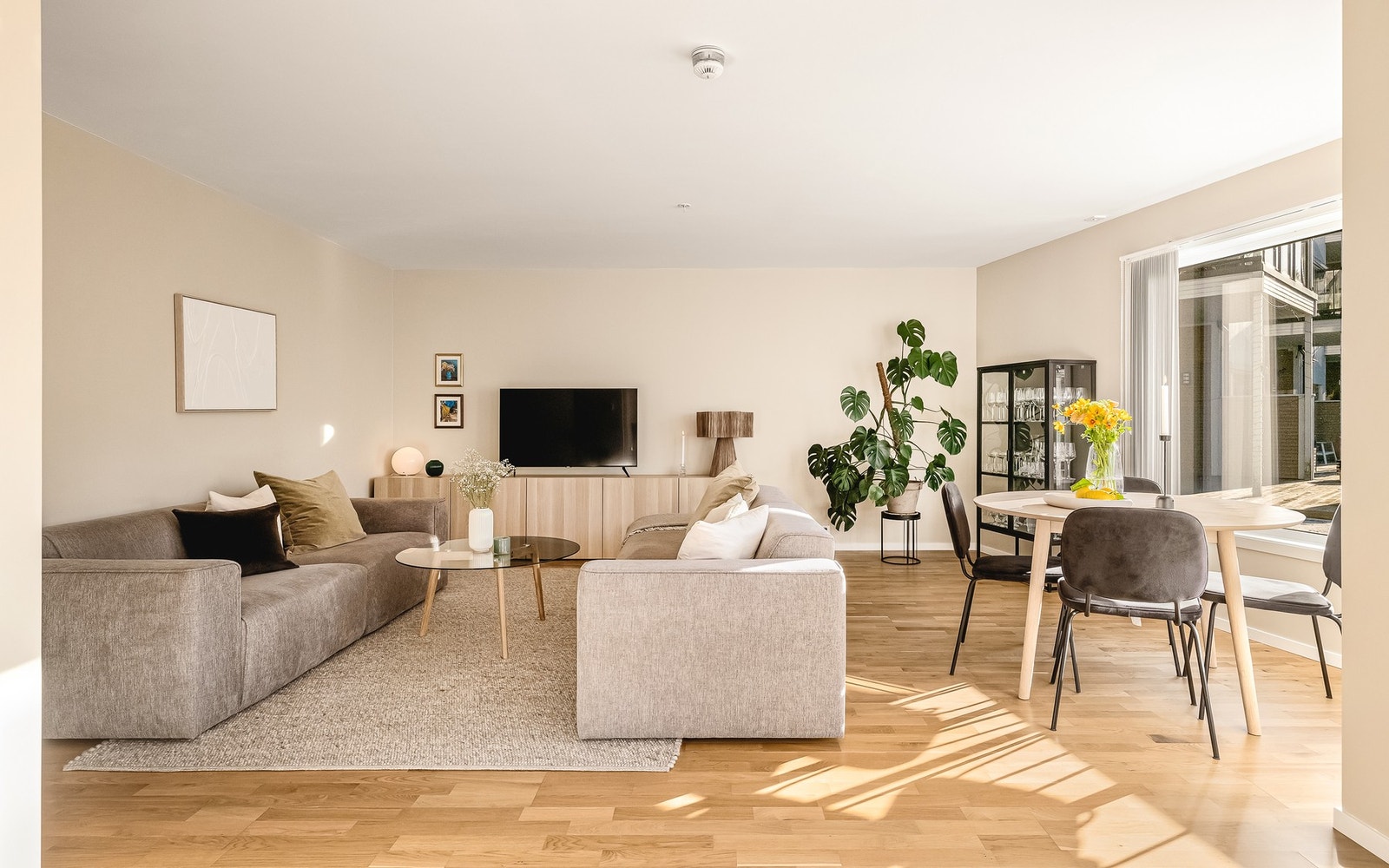 En moderne og flott 3-roms leilighet med god standard, smart planløsning og attraktiv beliggenhet i bygg fra 2016! Galleribilde